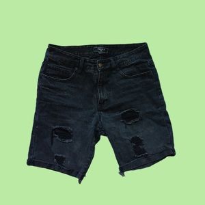 BLACK F21 MEN DISTRESSED JEAN SHORTS